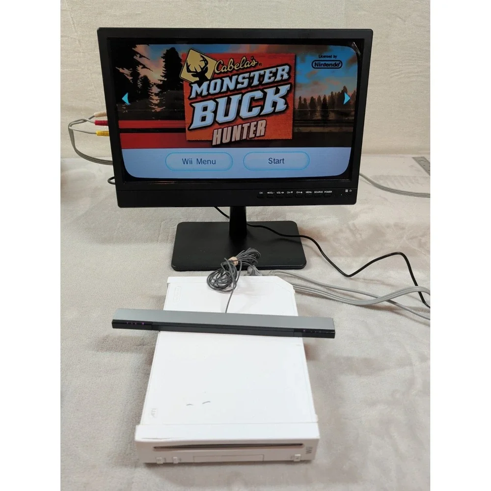 Nintendo Wii RVL-001 Console Bundle White GameCube Ports Hunting Game Rifle Camo